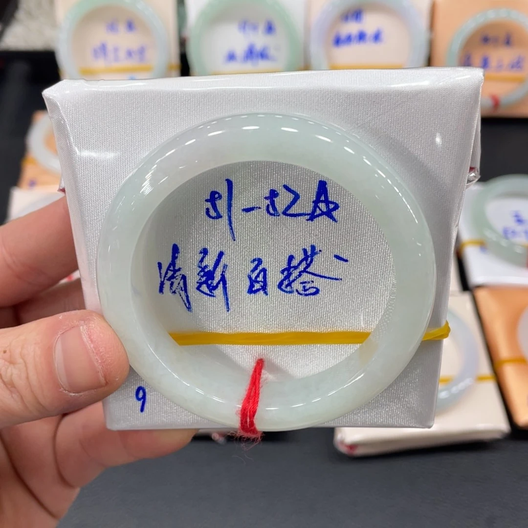 翡翠手镯未镶嵌翡翠