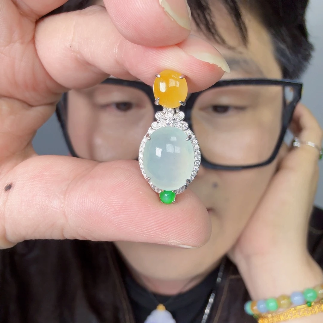 翡翠未镶嵌颈饰一件