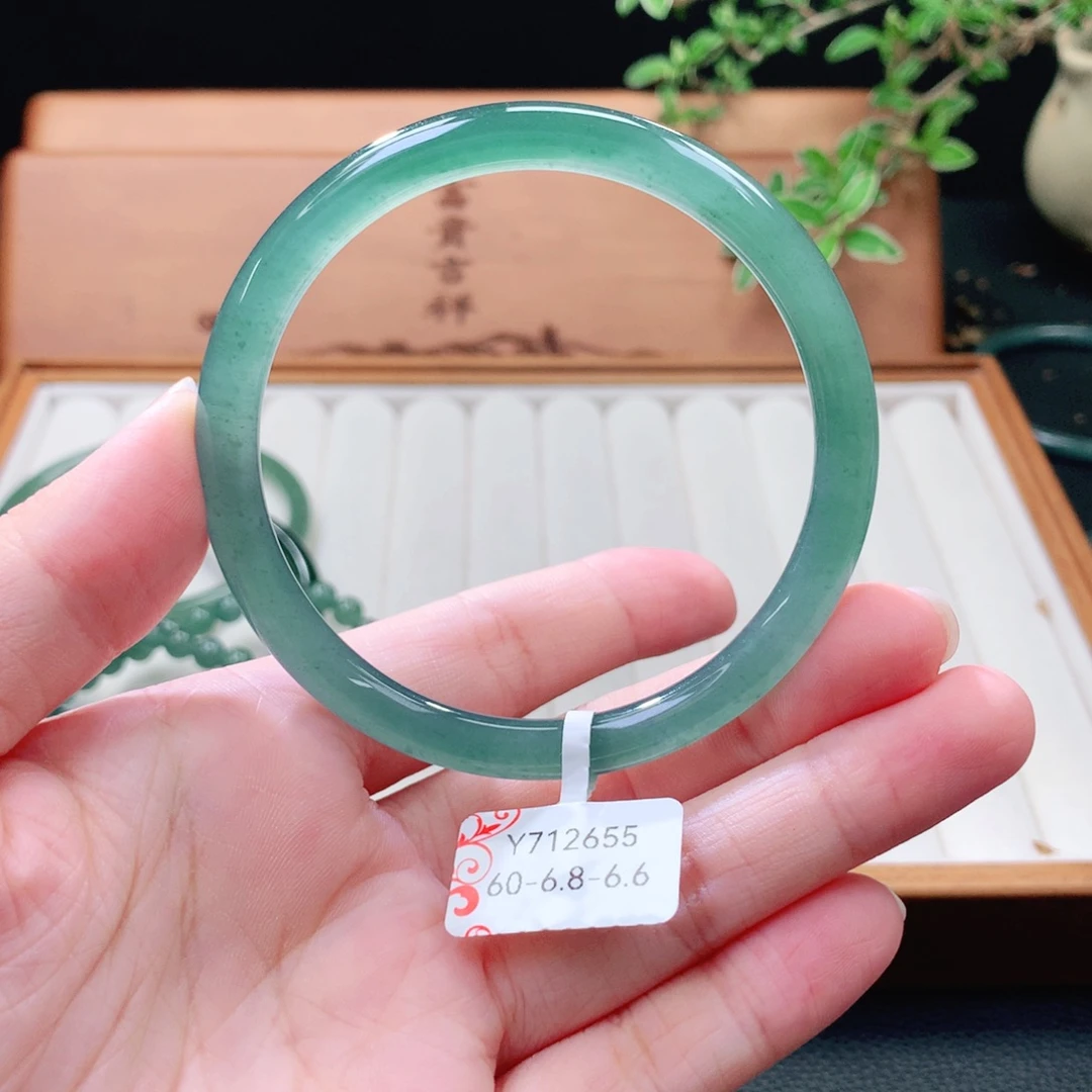 翡翠未镶嵌手镯（圆镯）