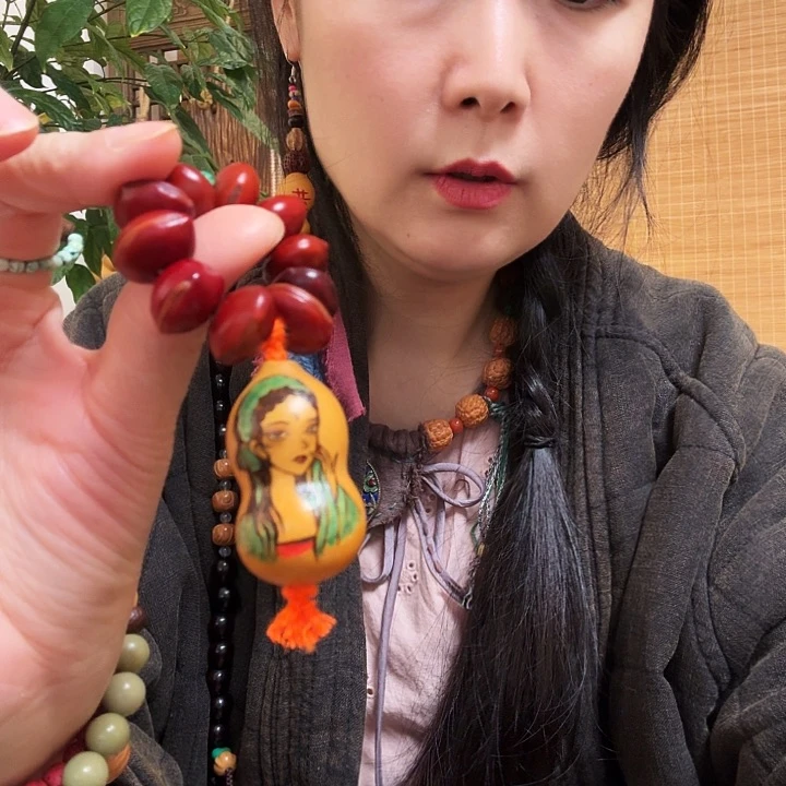 红木鱼指捻小青一个