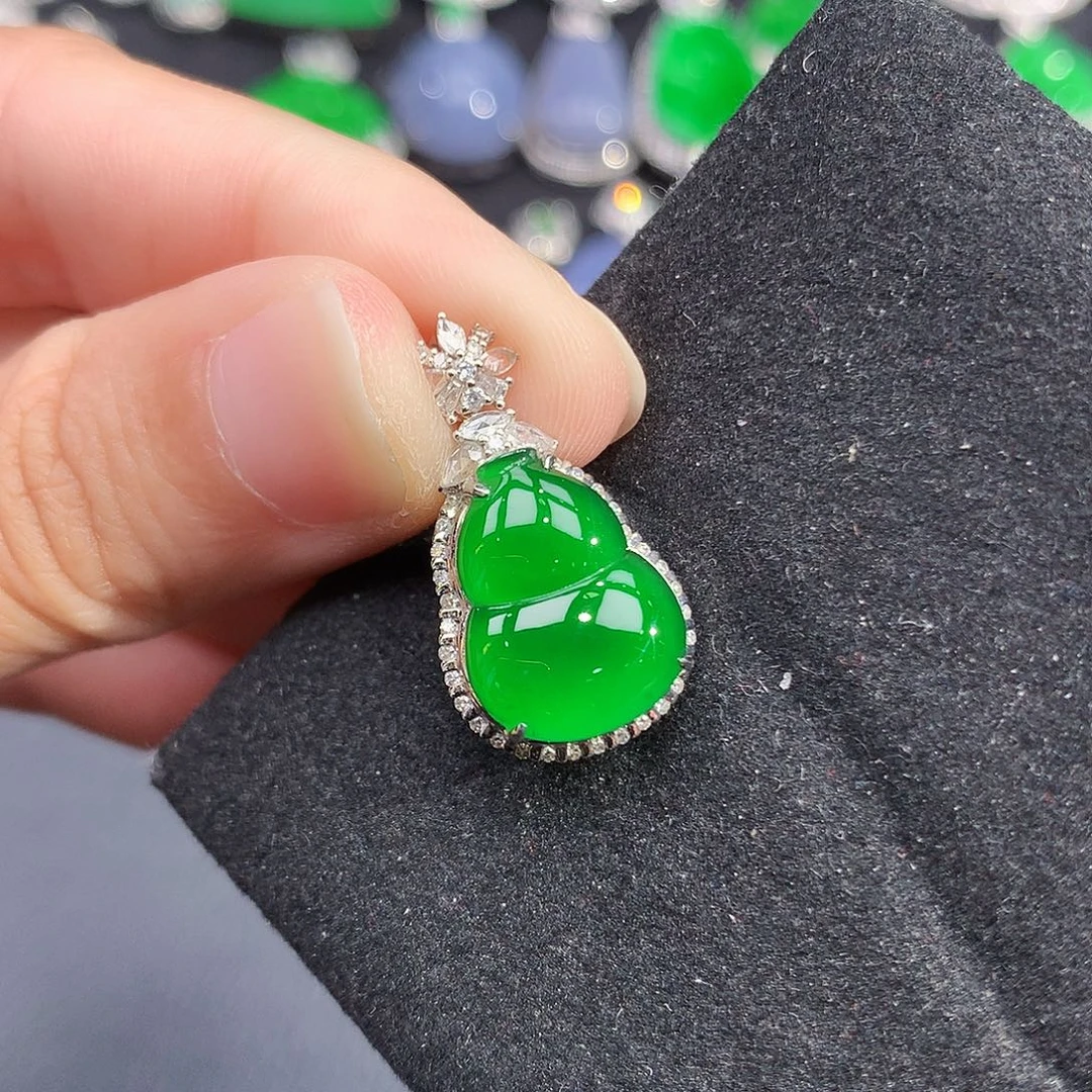 颈饰18K金镶嵌翡翠