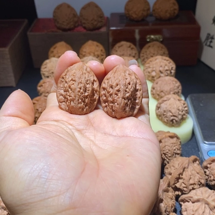 L***u文玩核桃吊坠石子鸡