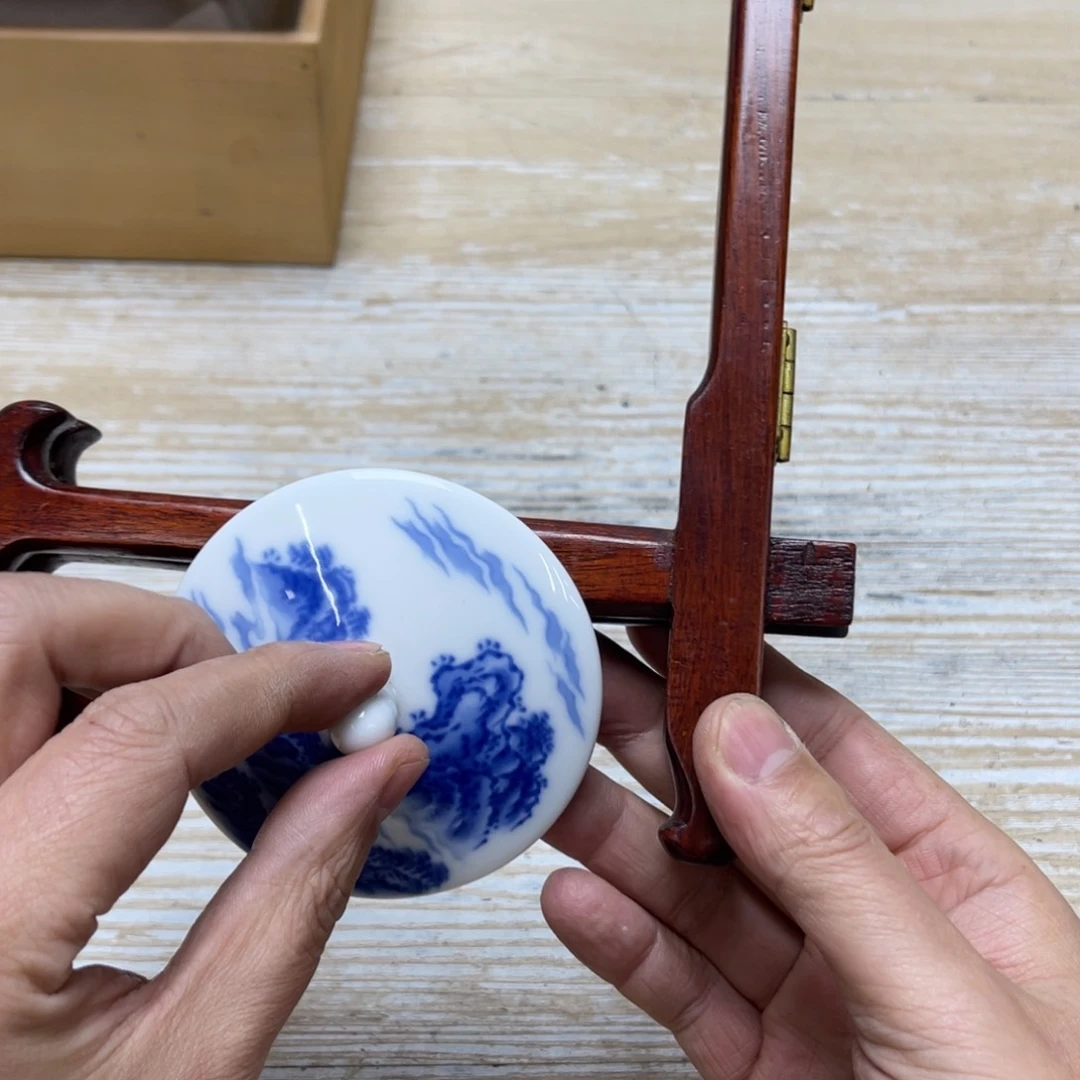 瓷片小**乖密密麻麻地排列着一个