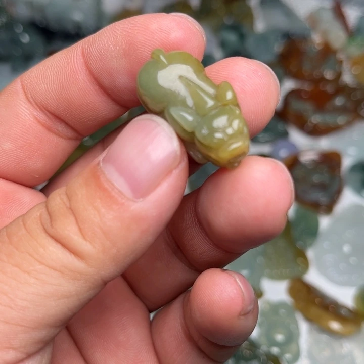 翡翠未镶嵌颈饰貔貅