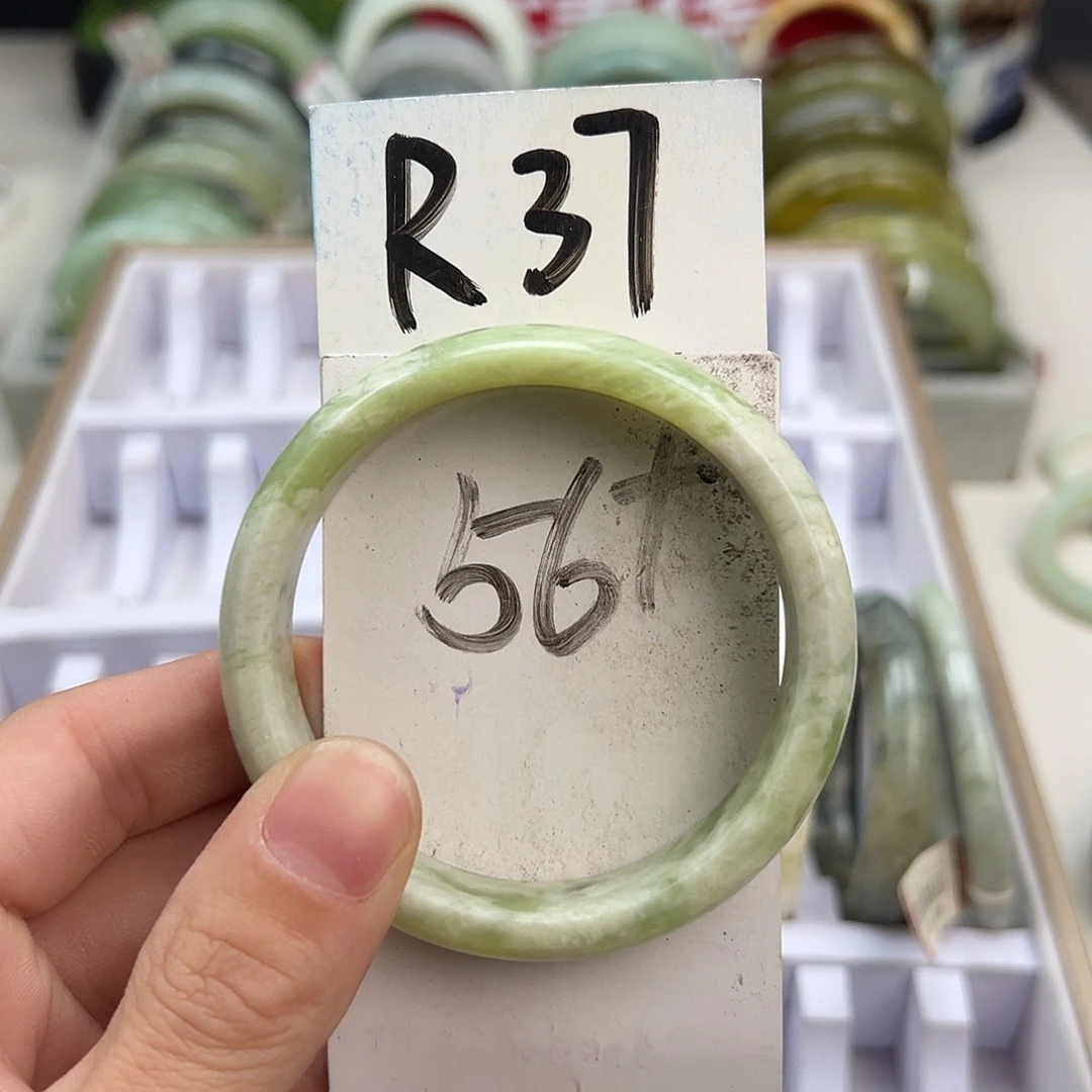 岫玉手镯未镶嵌天然岫玉微瑕，可以正常佩戴