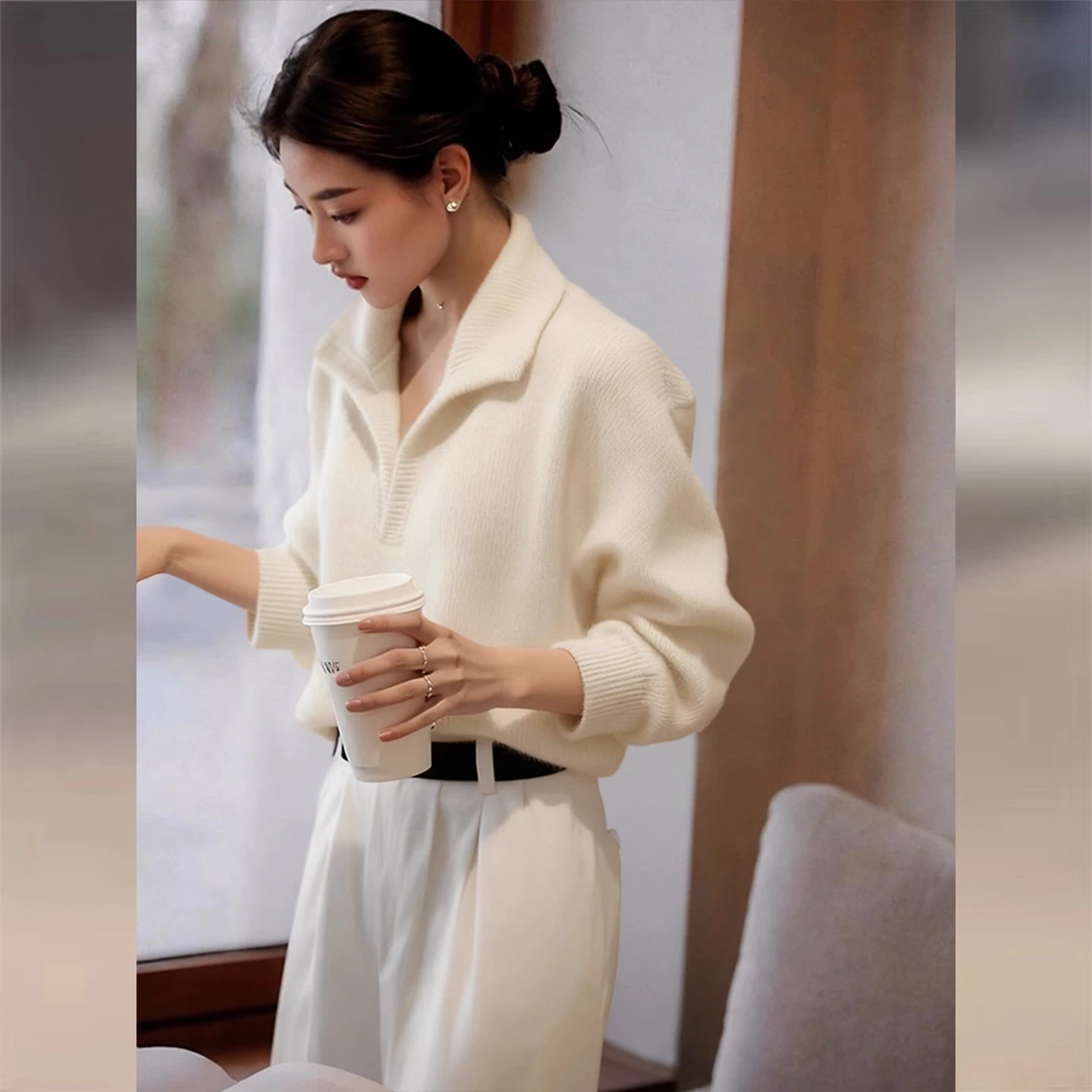 米白色翻领针织上衣女2025秋冬新款轻熟风高智感宽松内搭叠穿毛衣