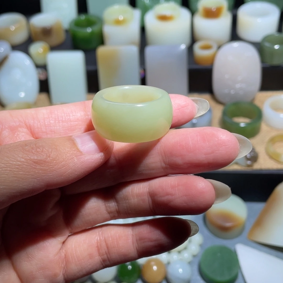 和田玉未镶嵌戒指