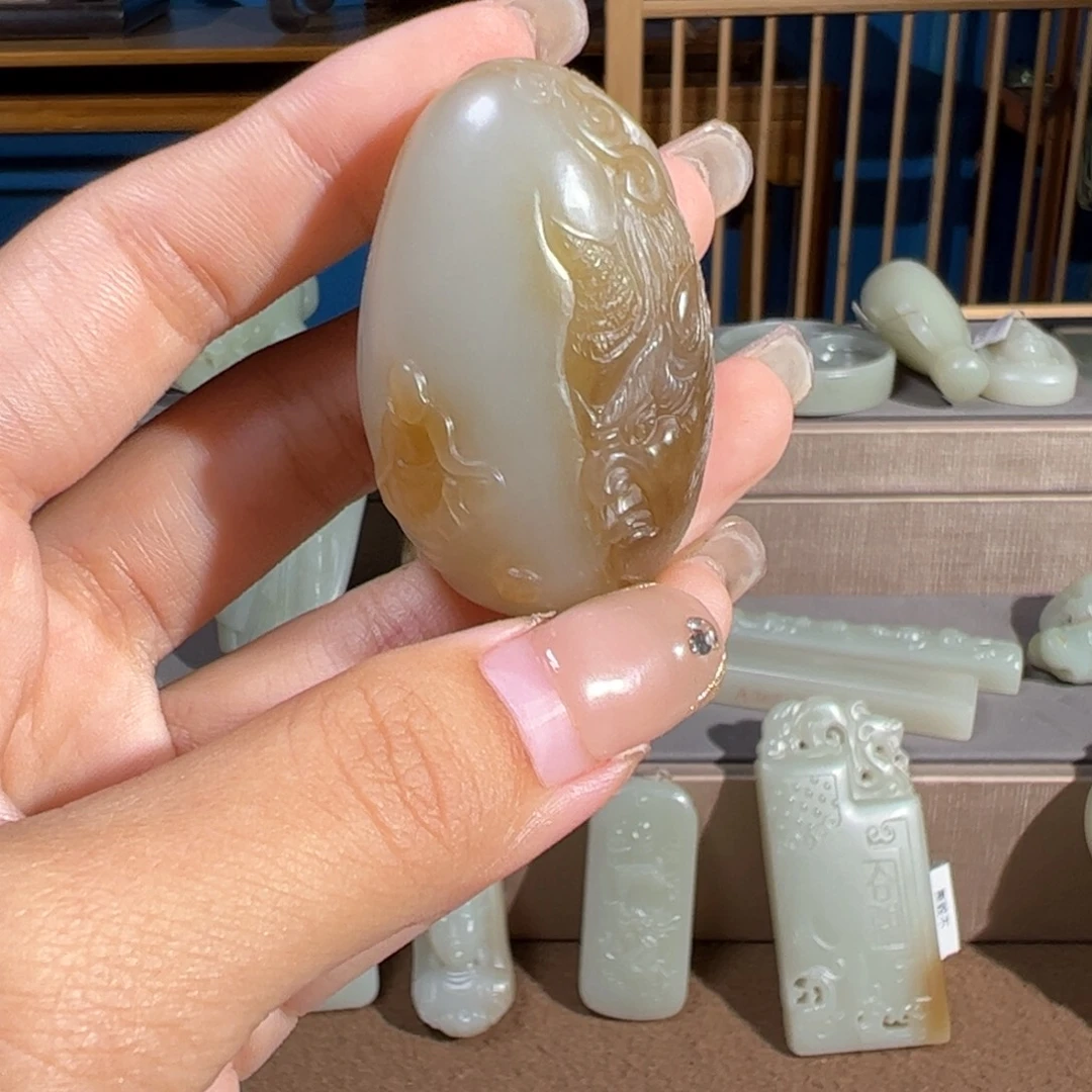 盖***虎和田玉（糖玉）未镶嵌颈饰