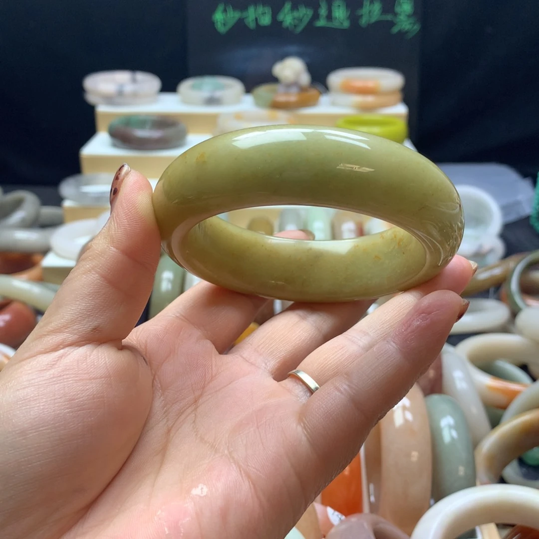 石英质玉手镯未镶嵌