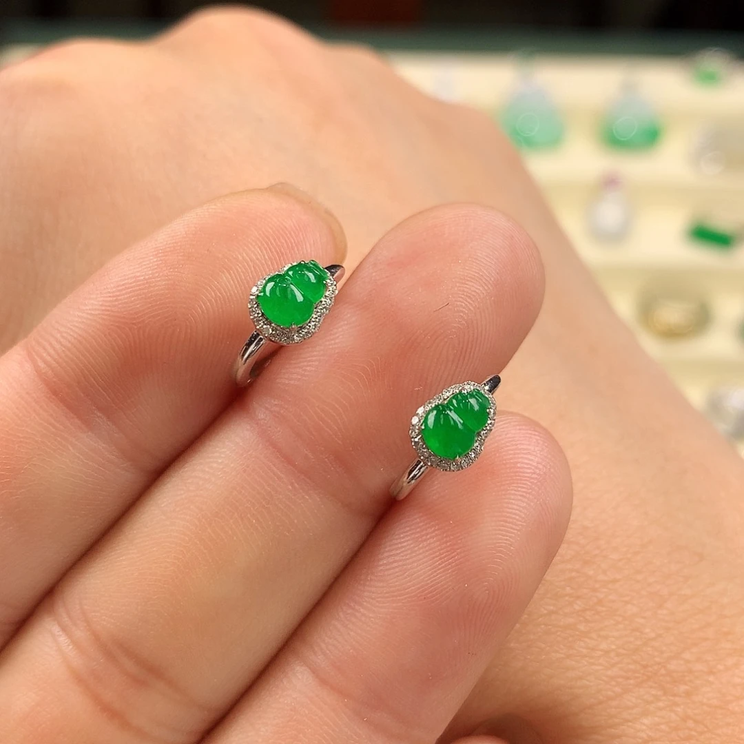 18K金镶嵌翡翠耳饰缅料