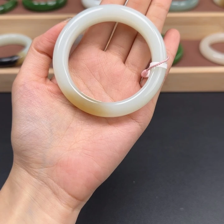 和田玉未镶嵌手镯一口糖