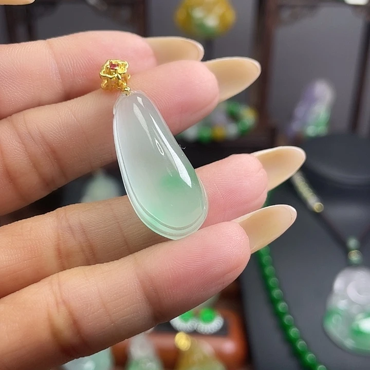 翡翠未镶嵌吊坠(赠链)
