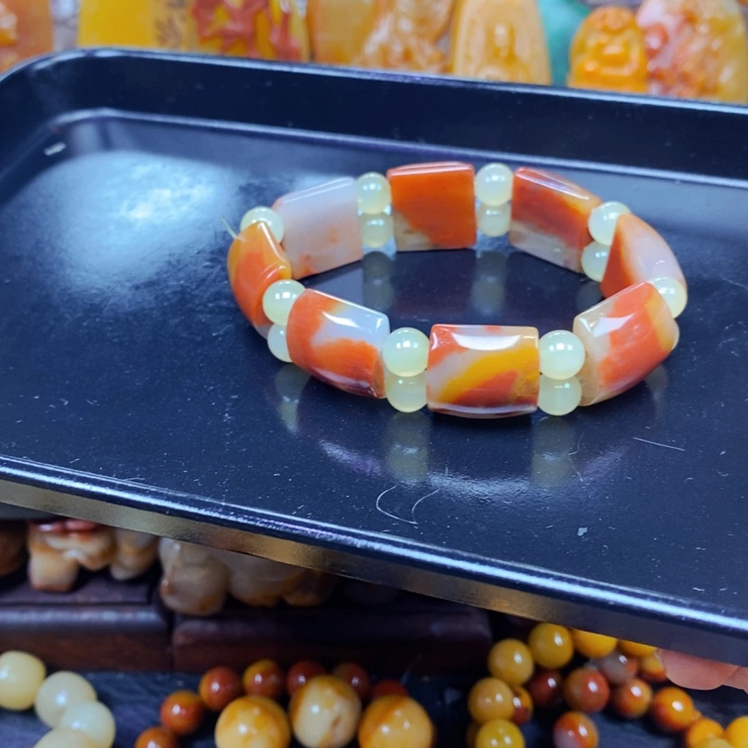 未镶嵌石英质玉（黄龙玉）颈饰