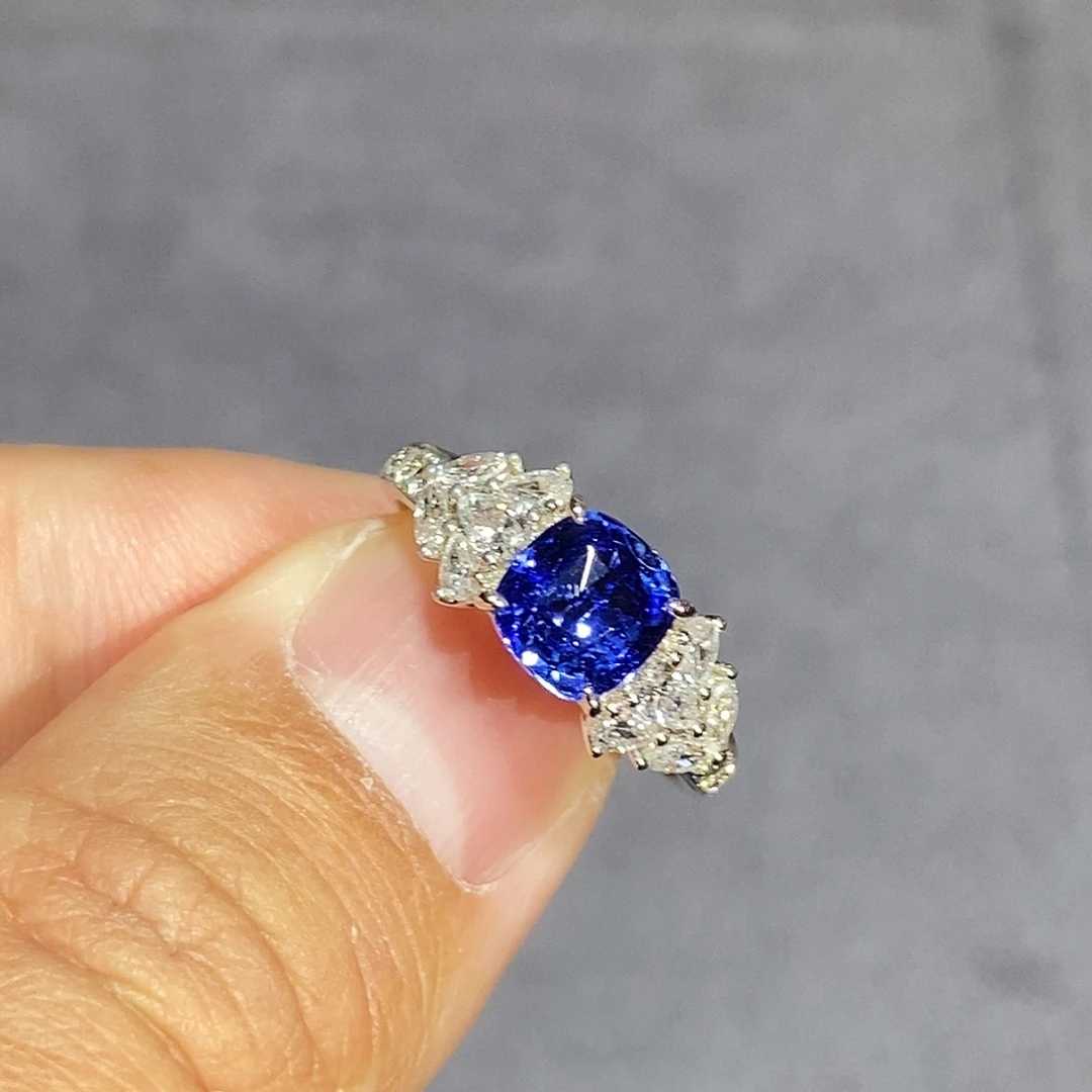 18K金镶嵌蓝宝石戒指2克拉