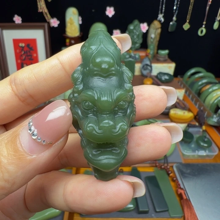 透闪石质玉未镶嵌颈饰