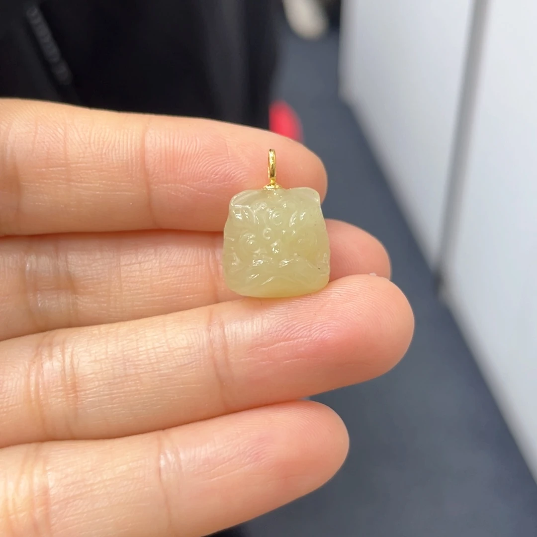 颈饰18K金镶嵌和田玉