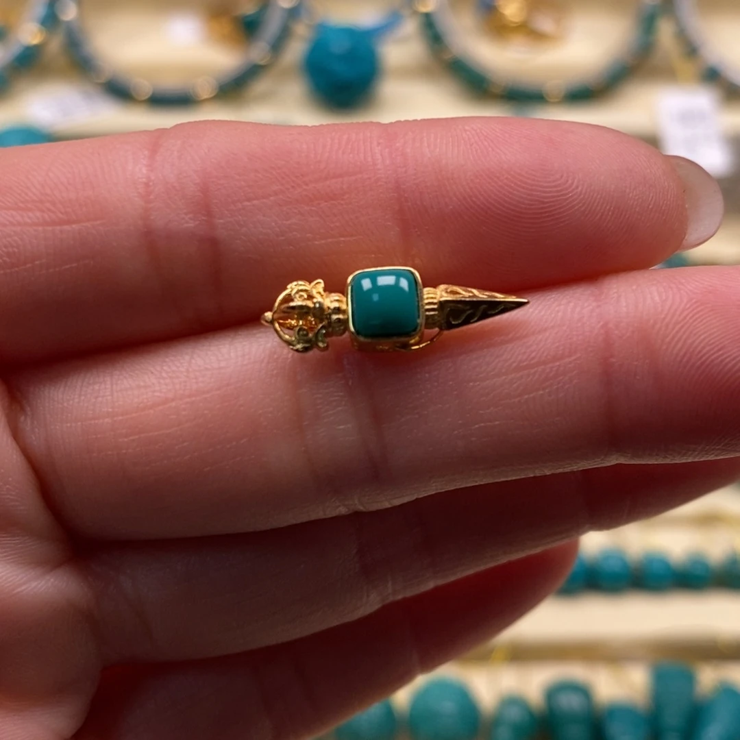 绿松石珠宝奇石18K金镶嵌直径5.5金刚杵背云