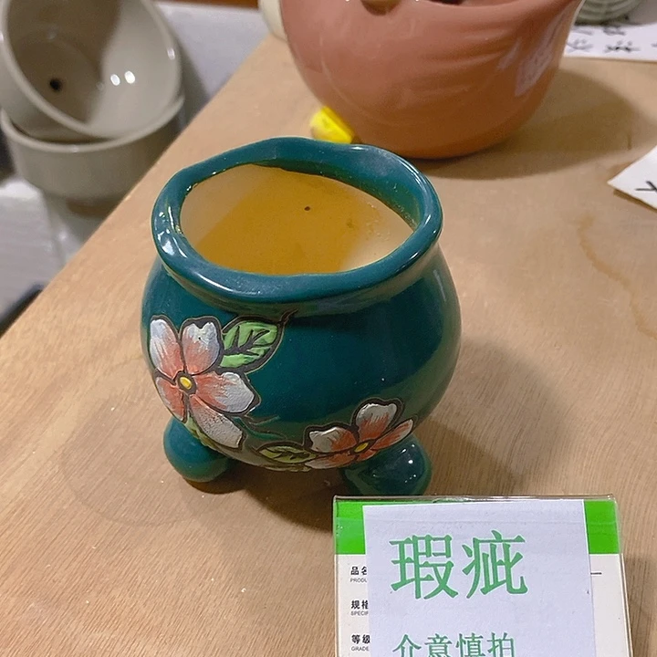 摆件多肉瑕疵盆有孔。