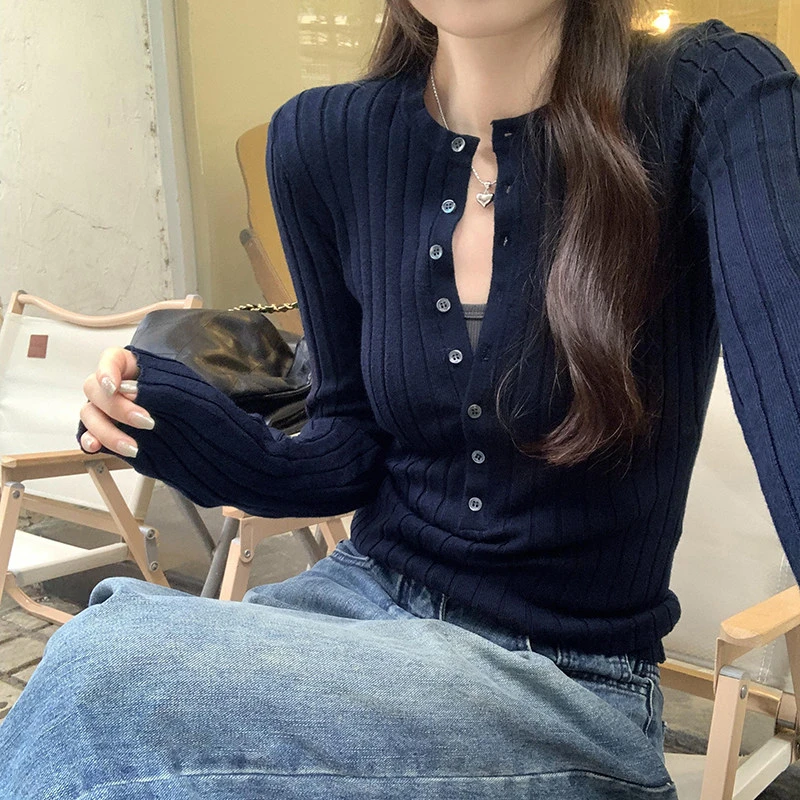 简约气质显瘦针织衫上衣女秋冬新款韩系设计感短款圆领单排扣毛衣