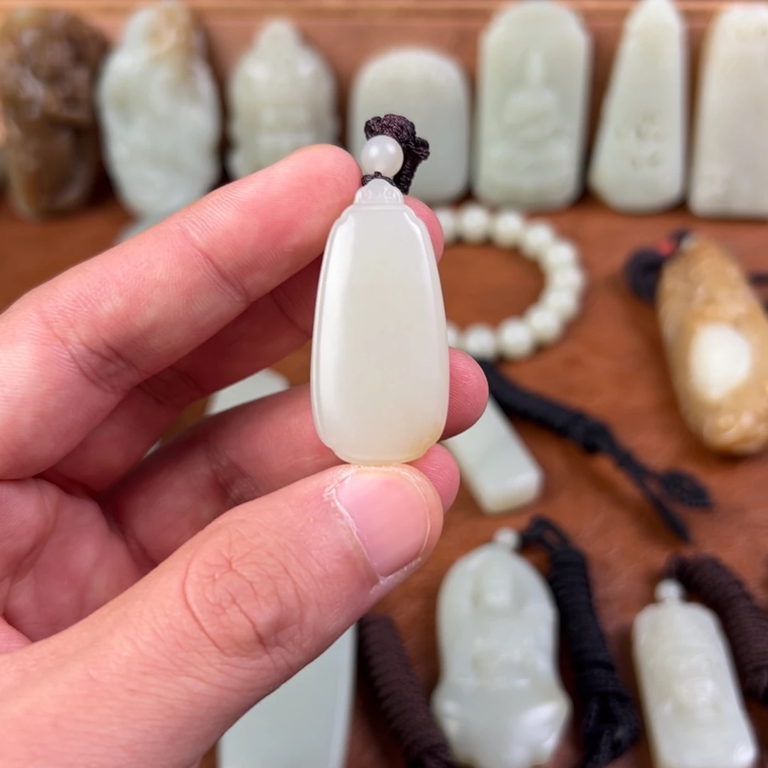 付***付和田玉（青白玉）未镶嵌颈饰