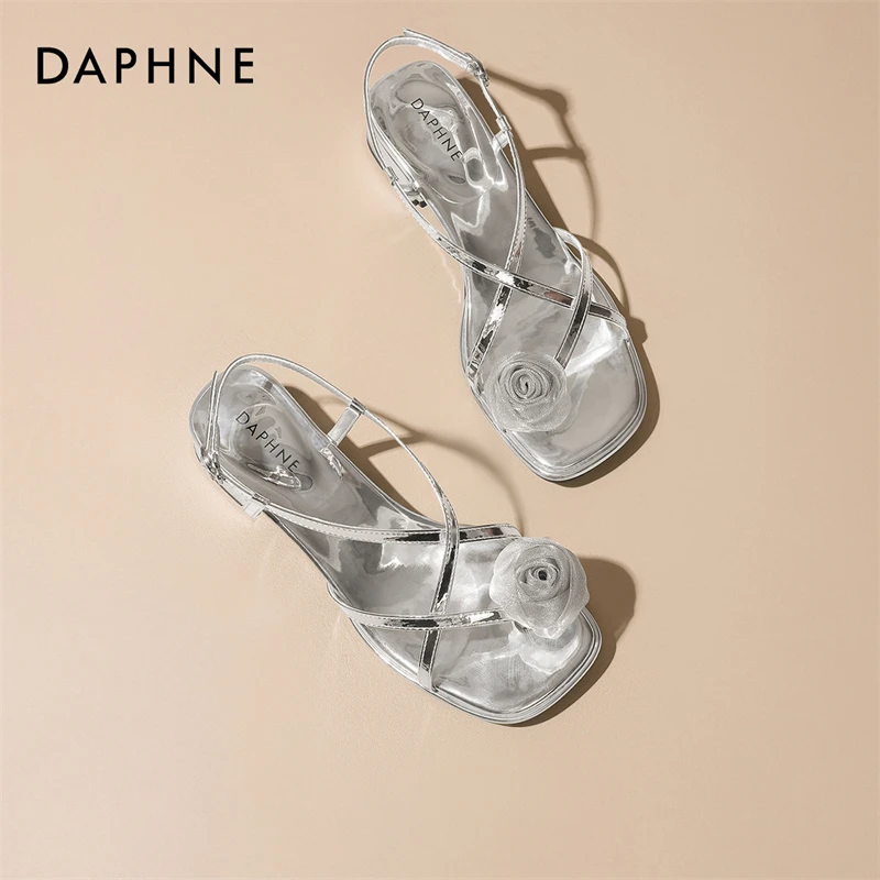 达芙妮新款银色凉鞋女2025夏季外穿花朵配裙子绝美仙女风套趾凉鞋