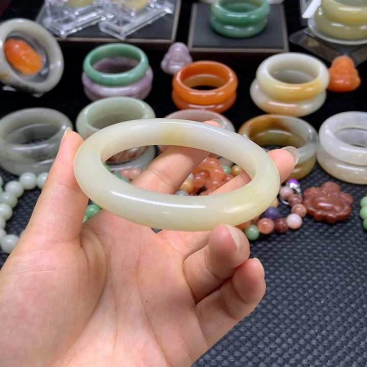 石英质玉手镯未镶嵌