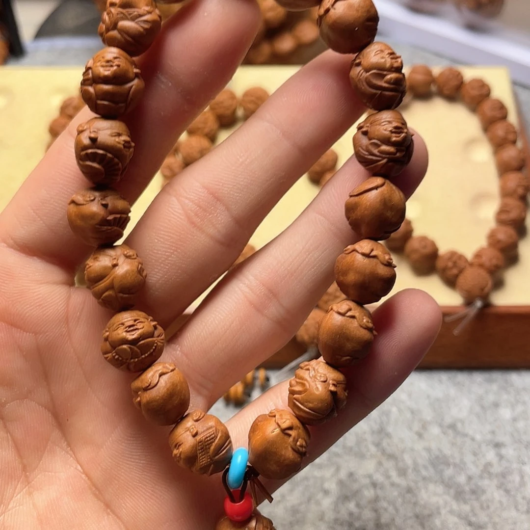 龙纹桃核雕刻财神