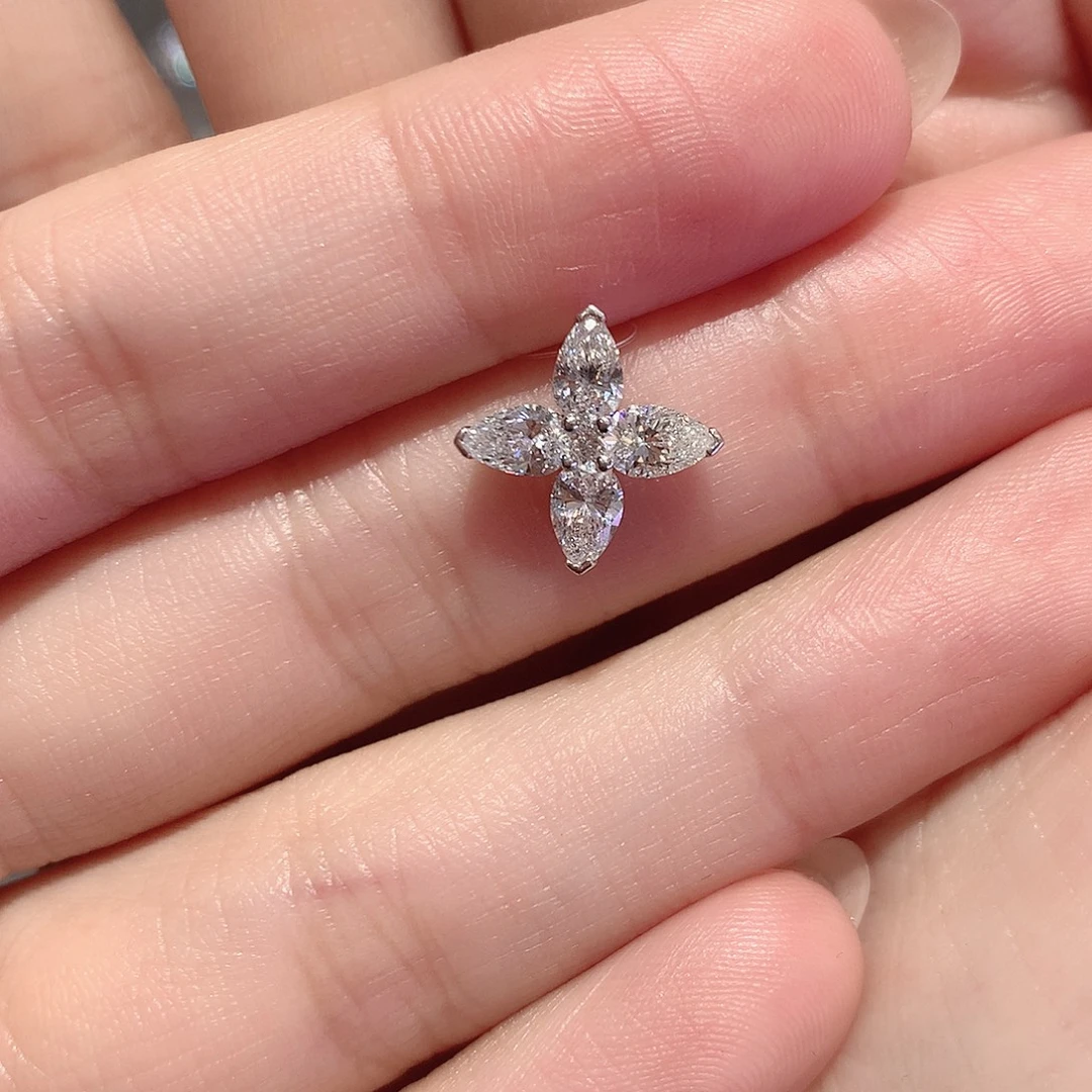 合成钻石颈饰铂Pt950镶嵌四叶草吊坠