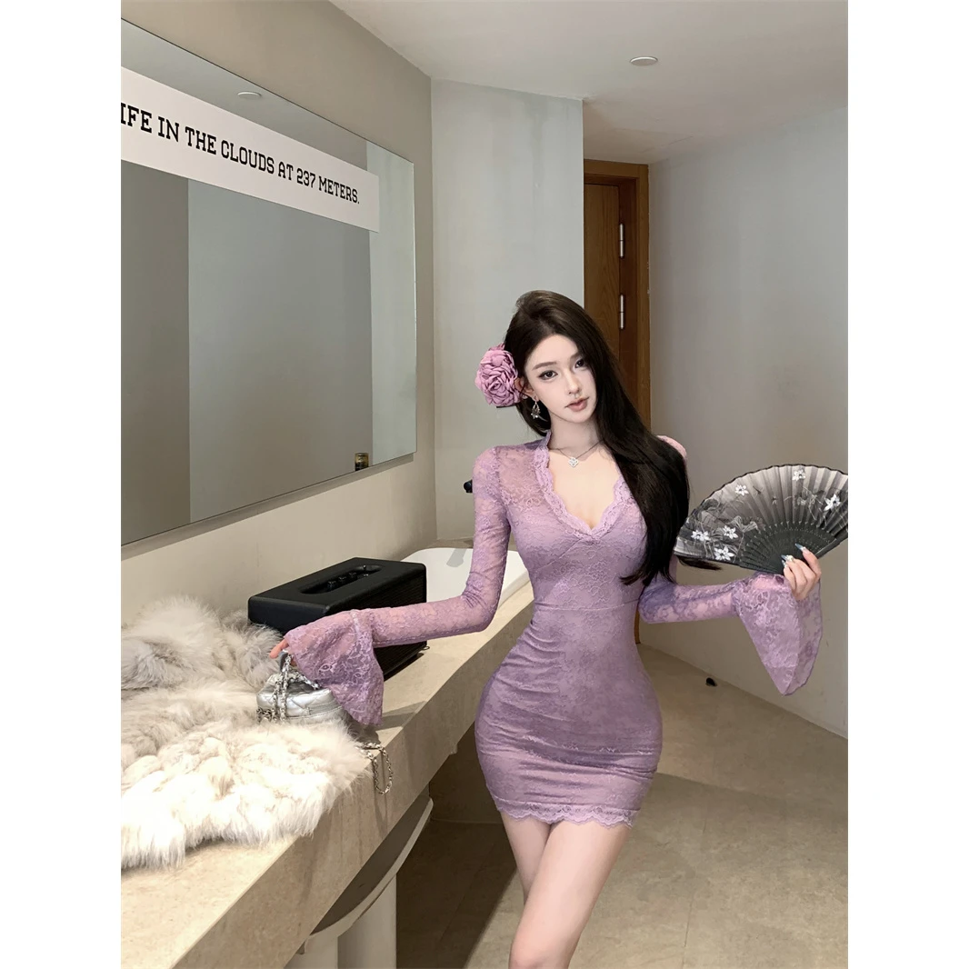 气质蕾丝轻奢喇叭袖连衣裙女高级设计感收腰显瘦纯欲风包臀短裙子