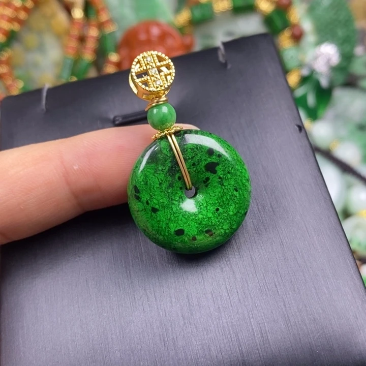 翡翠未镶嵌吊坠(赠链)