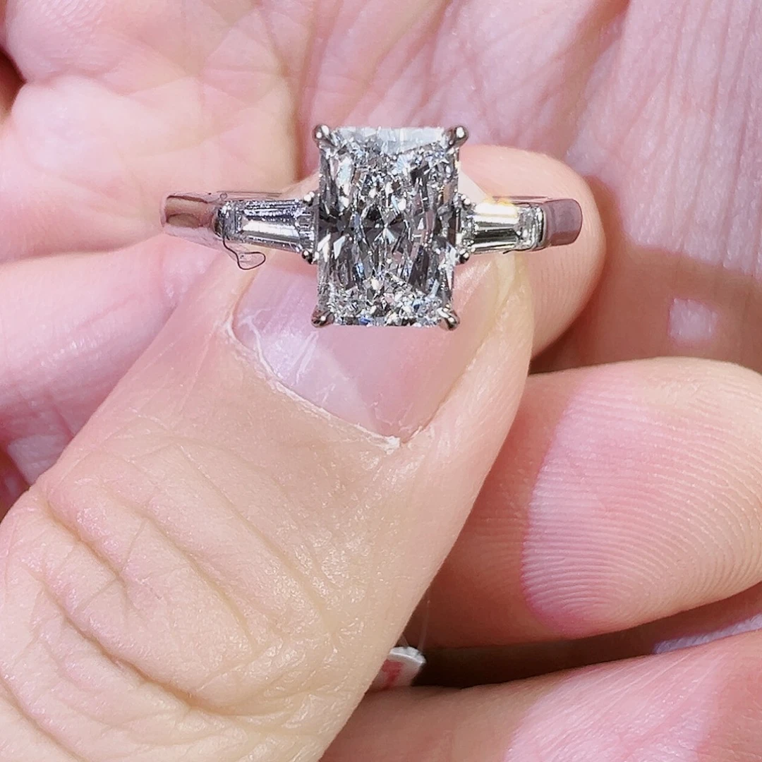 18K金镶嵌实验室培育钻石雷迪恩三石13圈