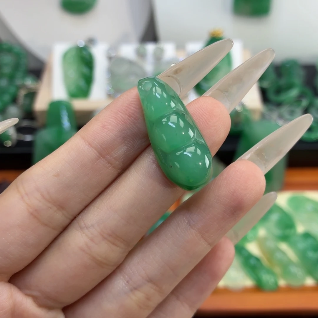 石英质玉（非洲翠）未镶嵌颈饰AB