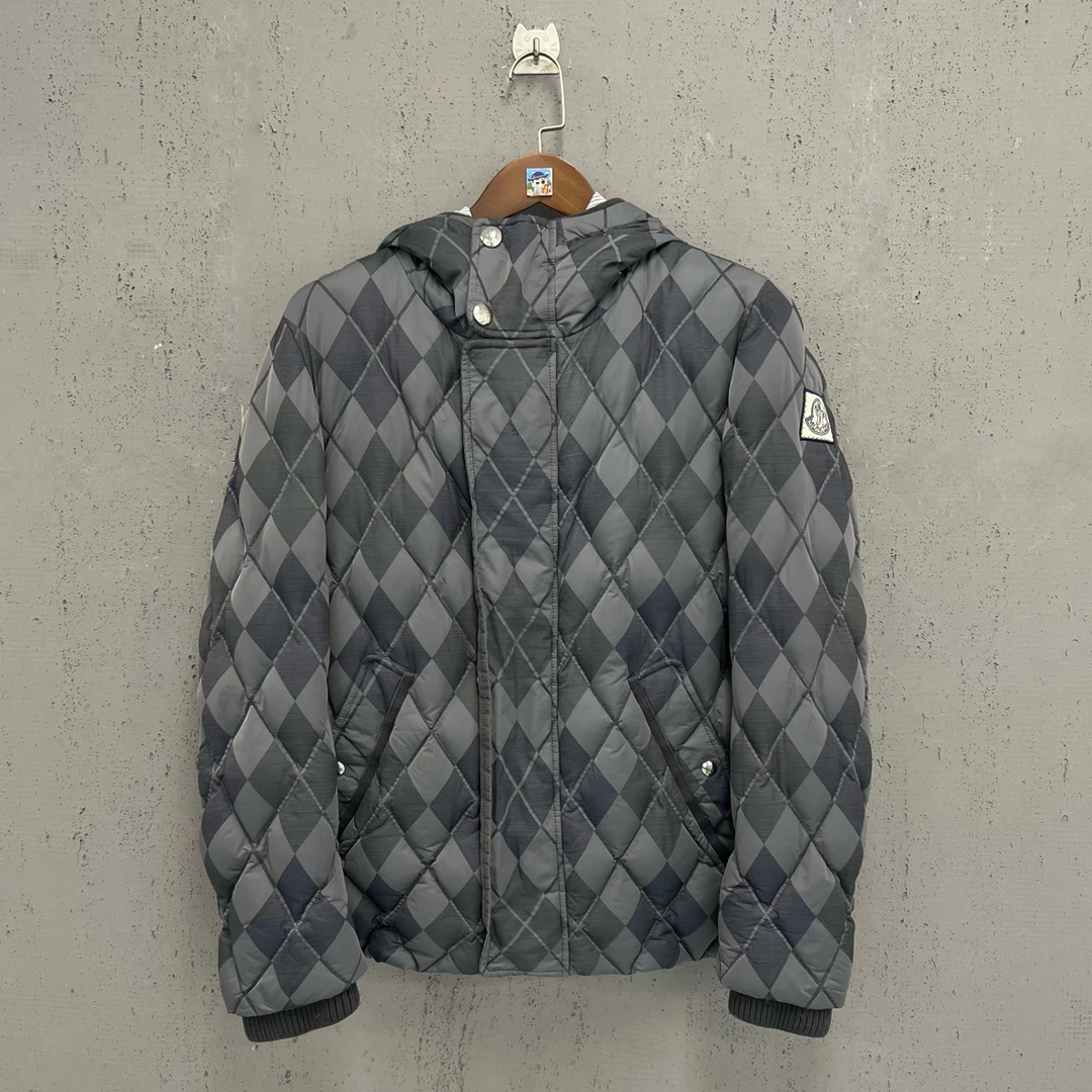 95新 MONCLER moncler蒙口灰色菱形格手臂刺绣标羽绒服4码