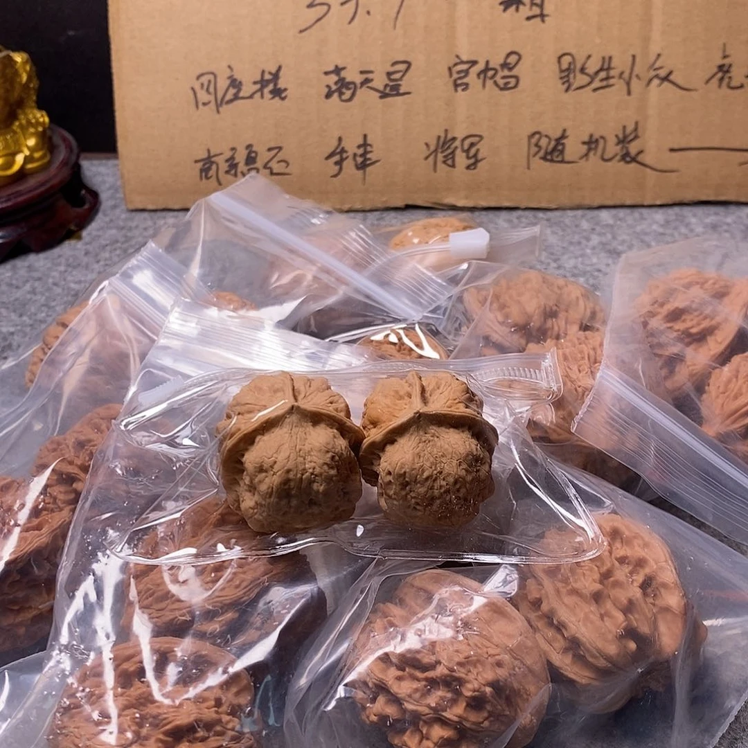 文玩核桃吊坠一箱