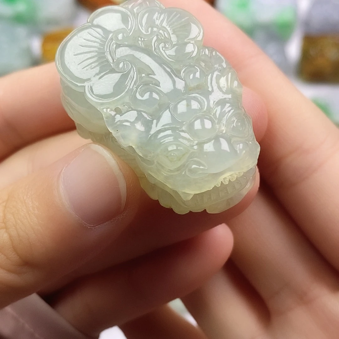 翡翠未镶嵌颈饰貔貅