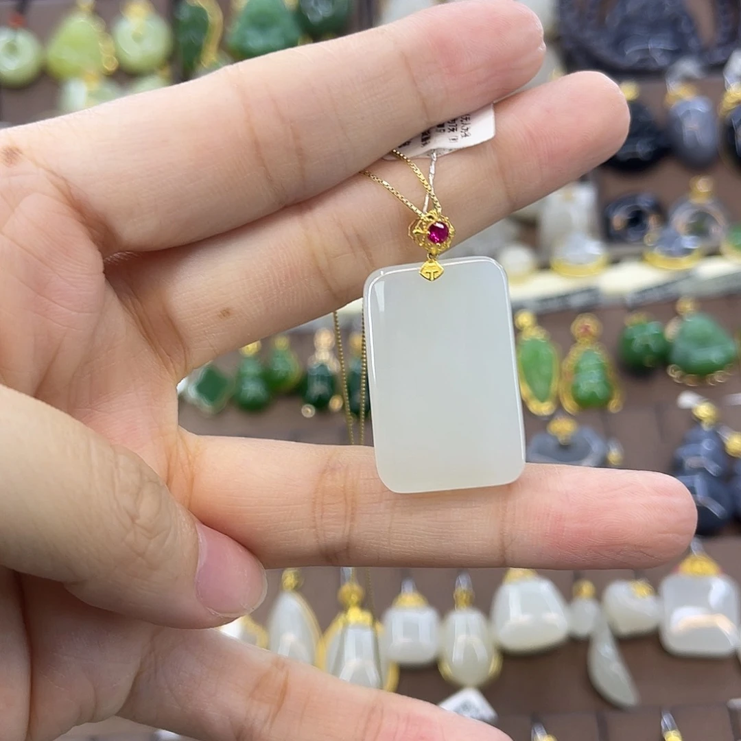 和田玉18K金镶嵌吊坠(赠链)