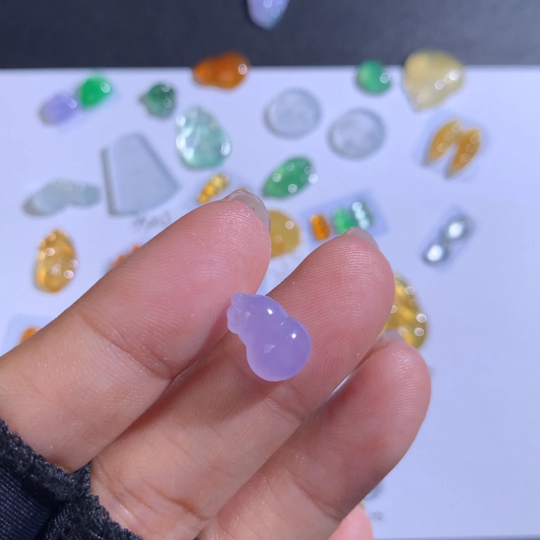 翡翠未镶嵌颈饰葫芦