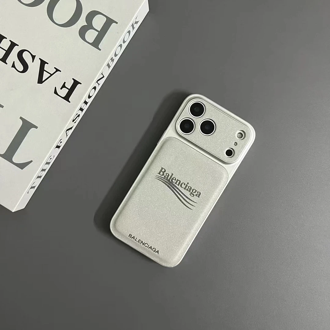 轻奢潮牌皮质压花手机壳适用iPhone17promax苹果16全包15磨砂情侣