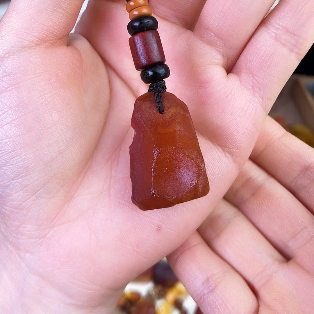 琥珀珠宝奇石未镶嵌。