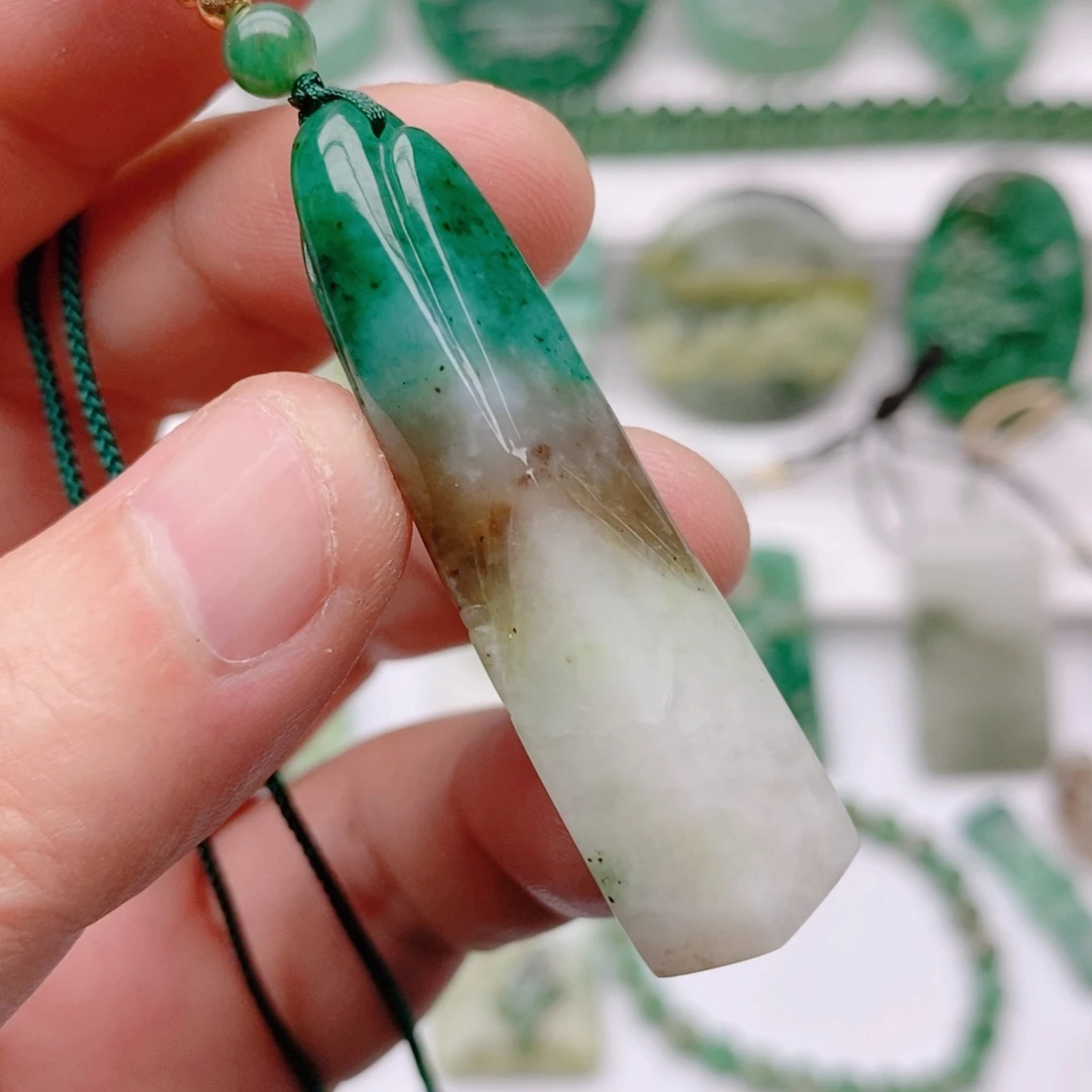 超***…独山玉未镶嵌颈饰