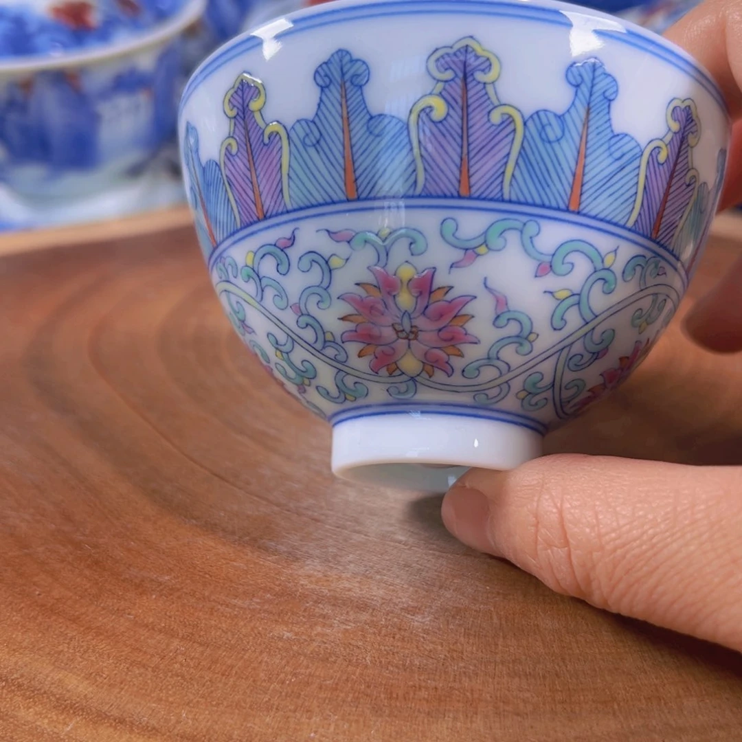 斗彩缠枝花卉鸡心杯