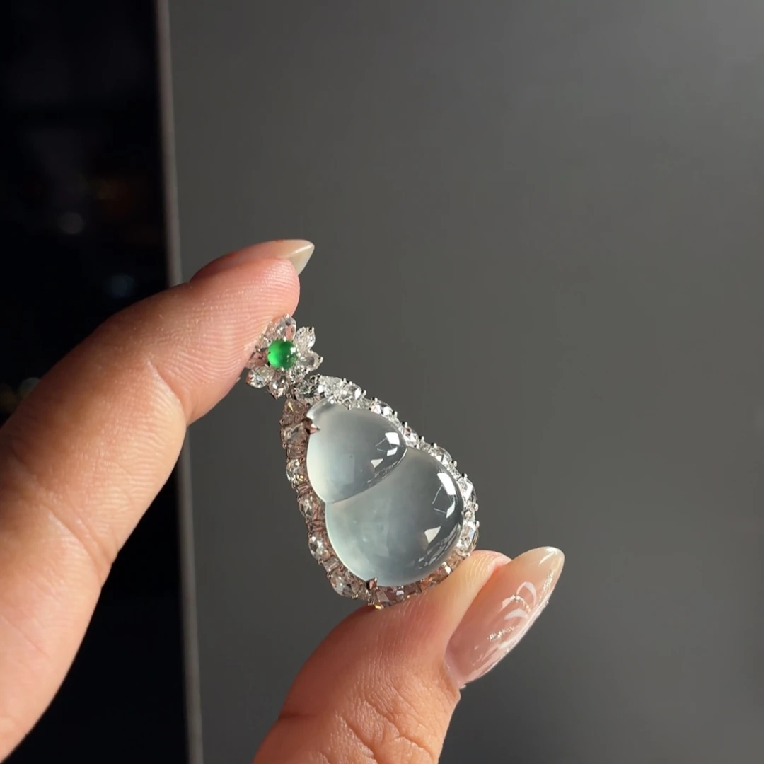 翡翠18K金镶嵌颈饰葫芦