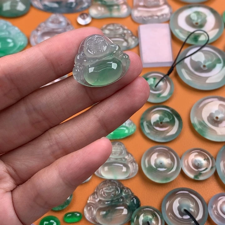 翡翠挂件未镶嵌…..