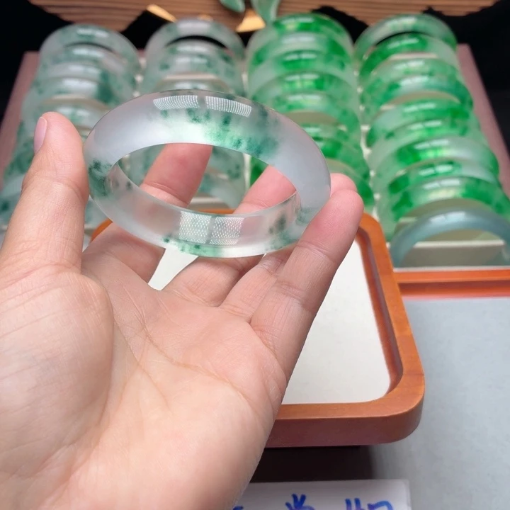 沉***默石英质玉未镶嵌手镯