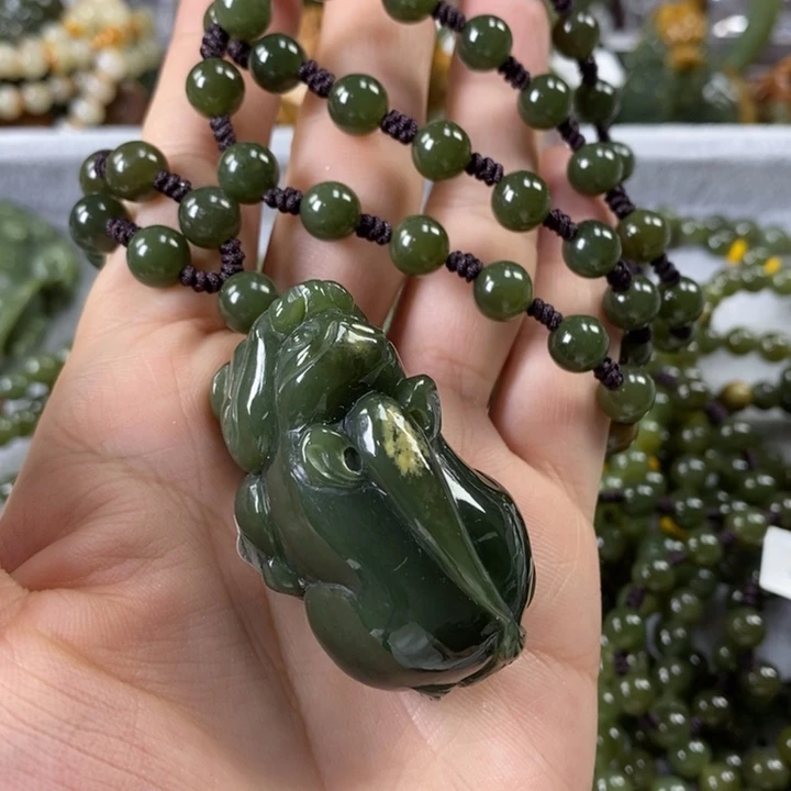 透闪石质玉挂件未镶嵌效*