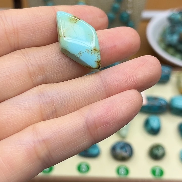 绿松石未镶嵌颈饰