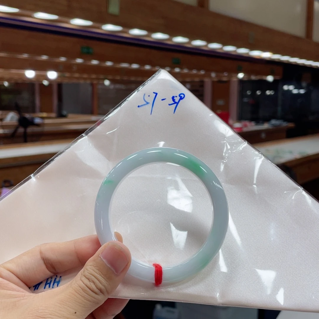 翡翠手镯未镶嵌有包容