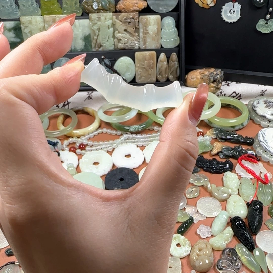 蛇纹石玉颈饰未镶嵌竹节