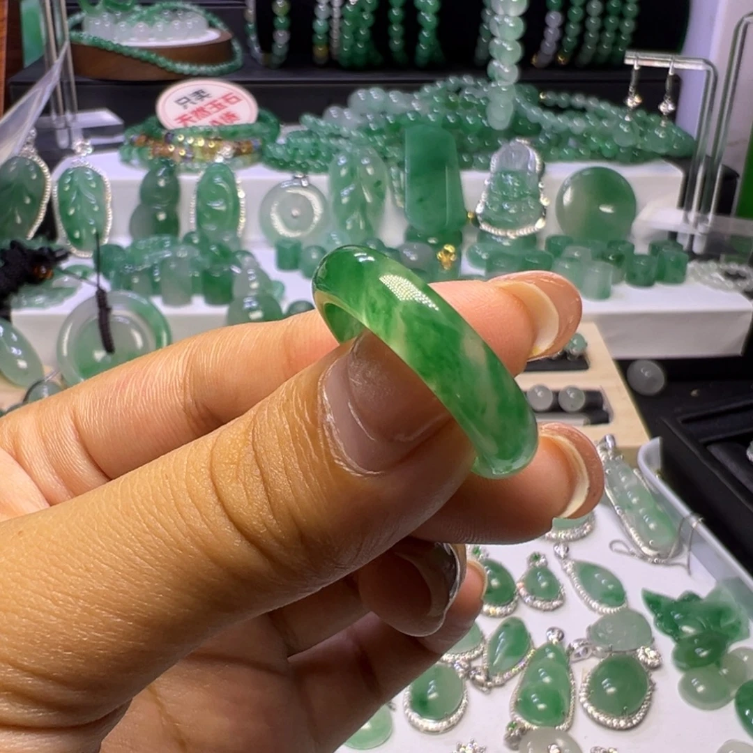 石英质玉（非洲翠）未镶嵌颈饰