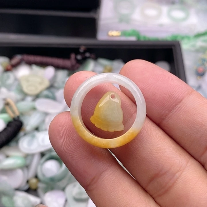 是***。翡翠未镶嵌吊坠(不含链)